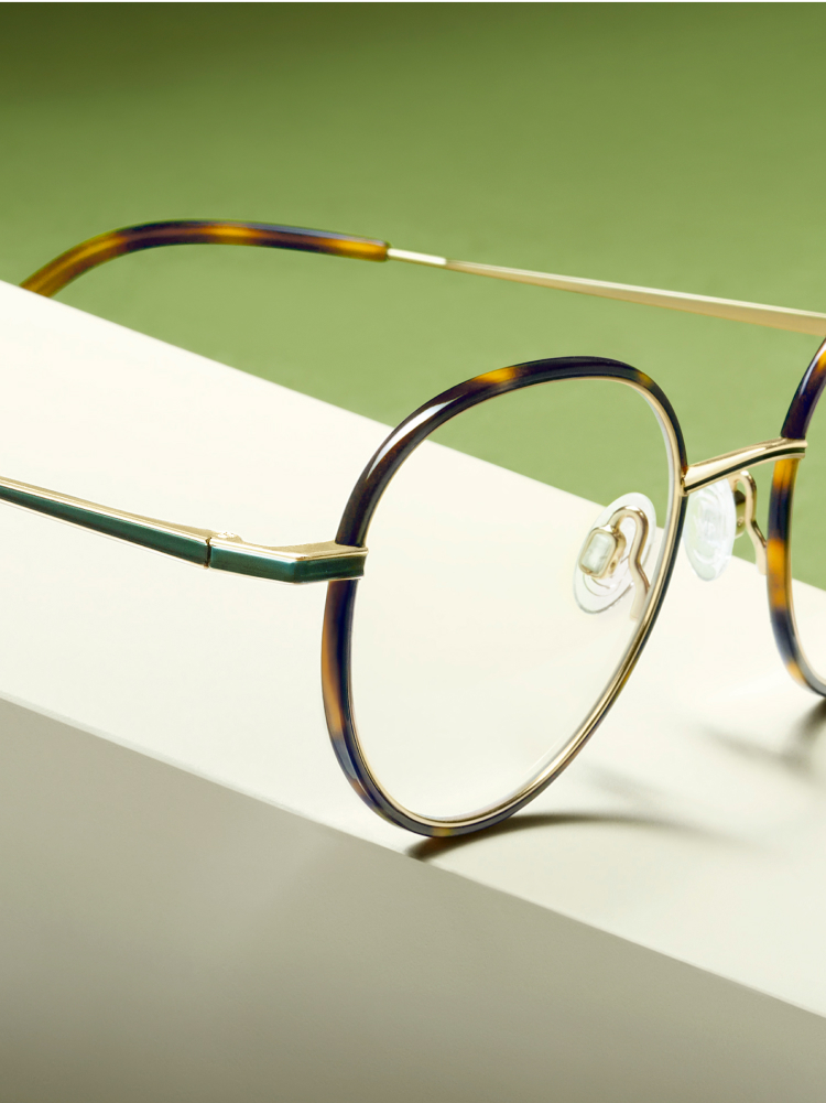 Close up on Herdeson with Oak Barrel frames in a green background.