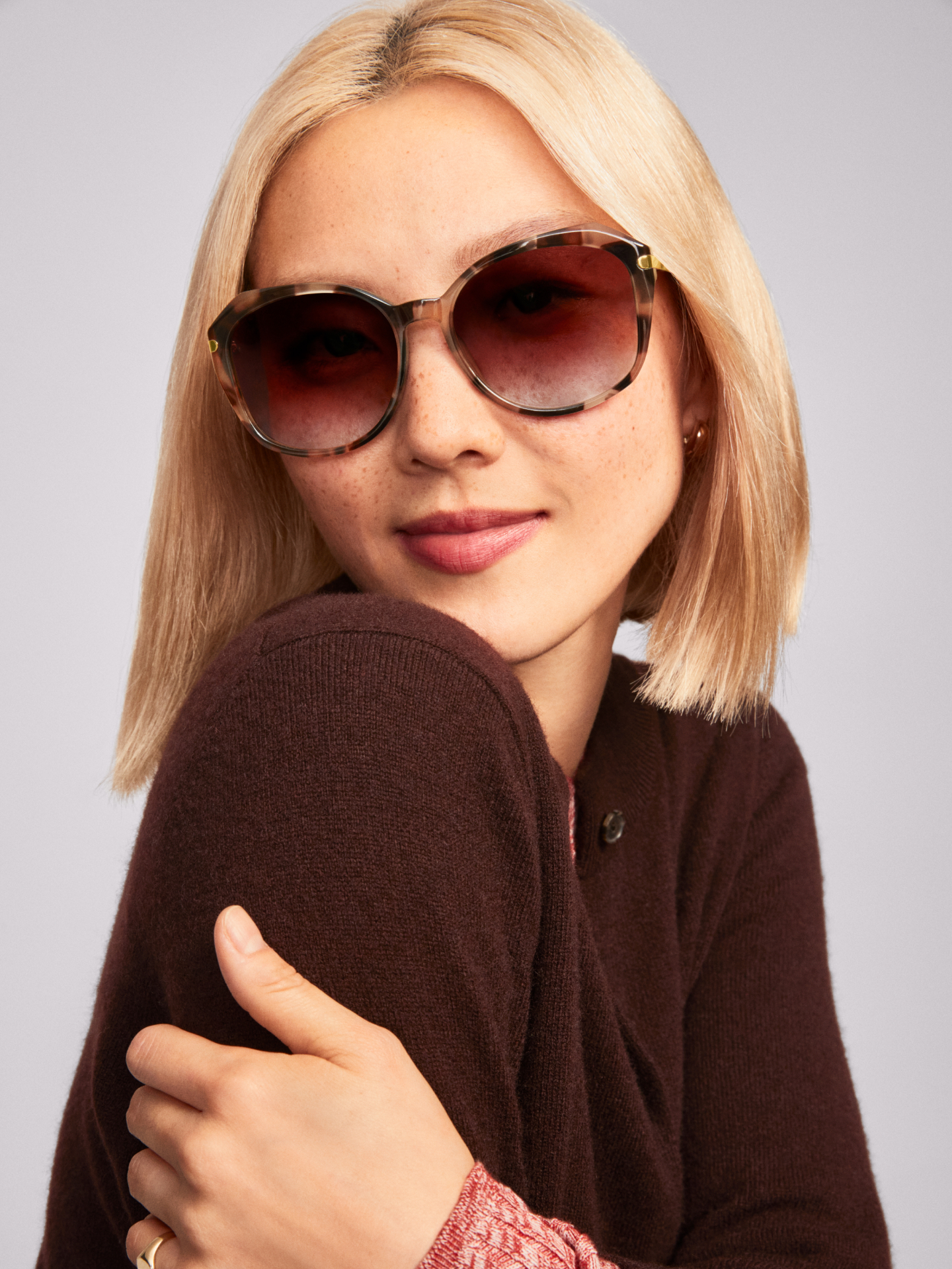 Model wears the Nancy frame in Sesame Tortoise.