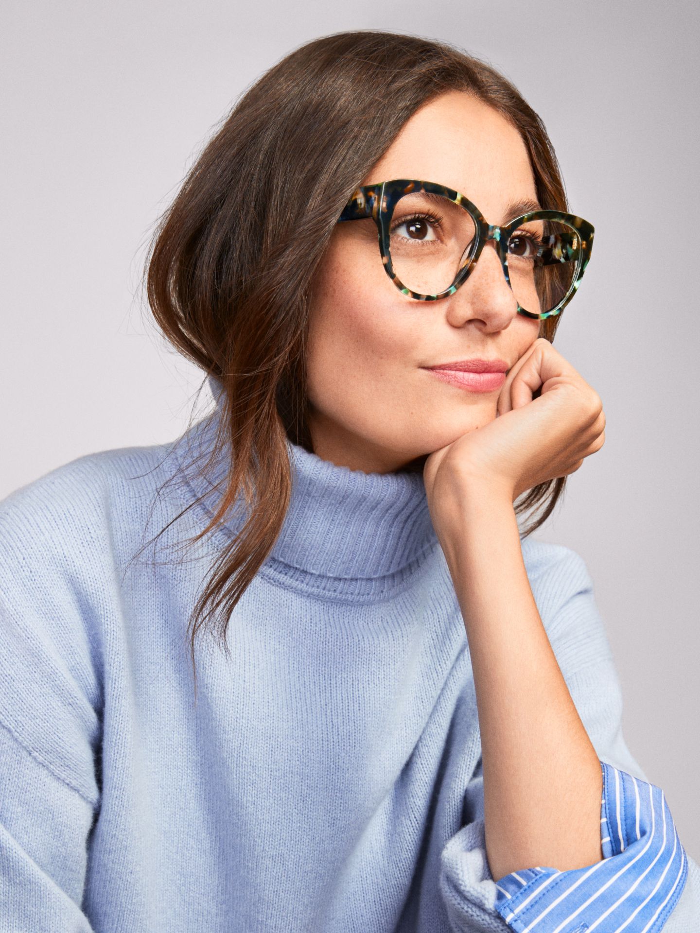 Model wears the Deepa frame in Aventurine Tortoise.