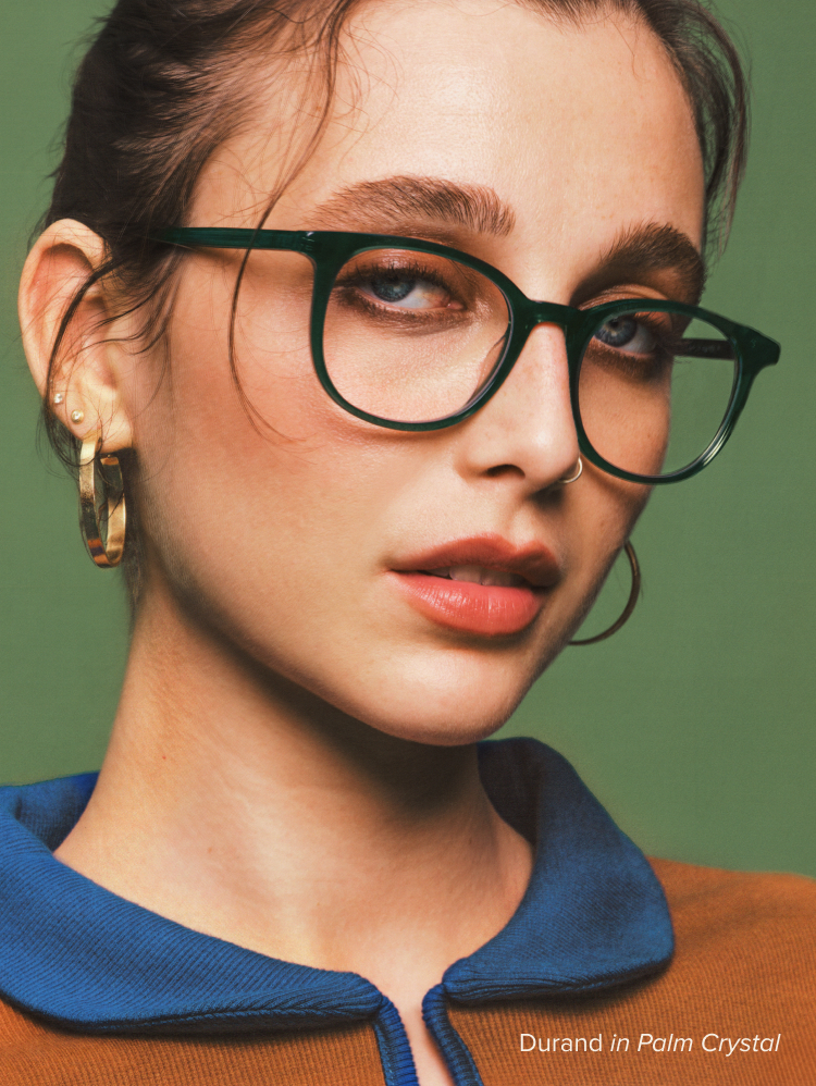 Emma Chamberlain wears the Durand frame in Palm Crystal.