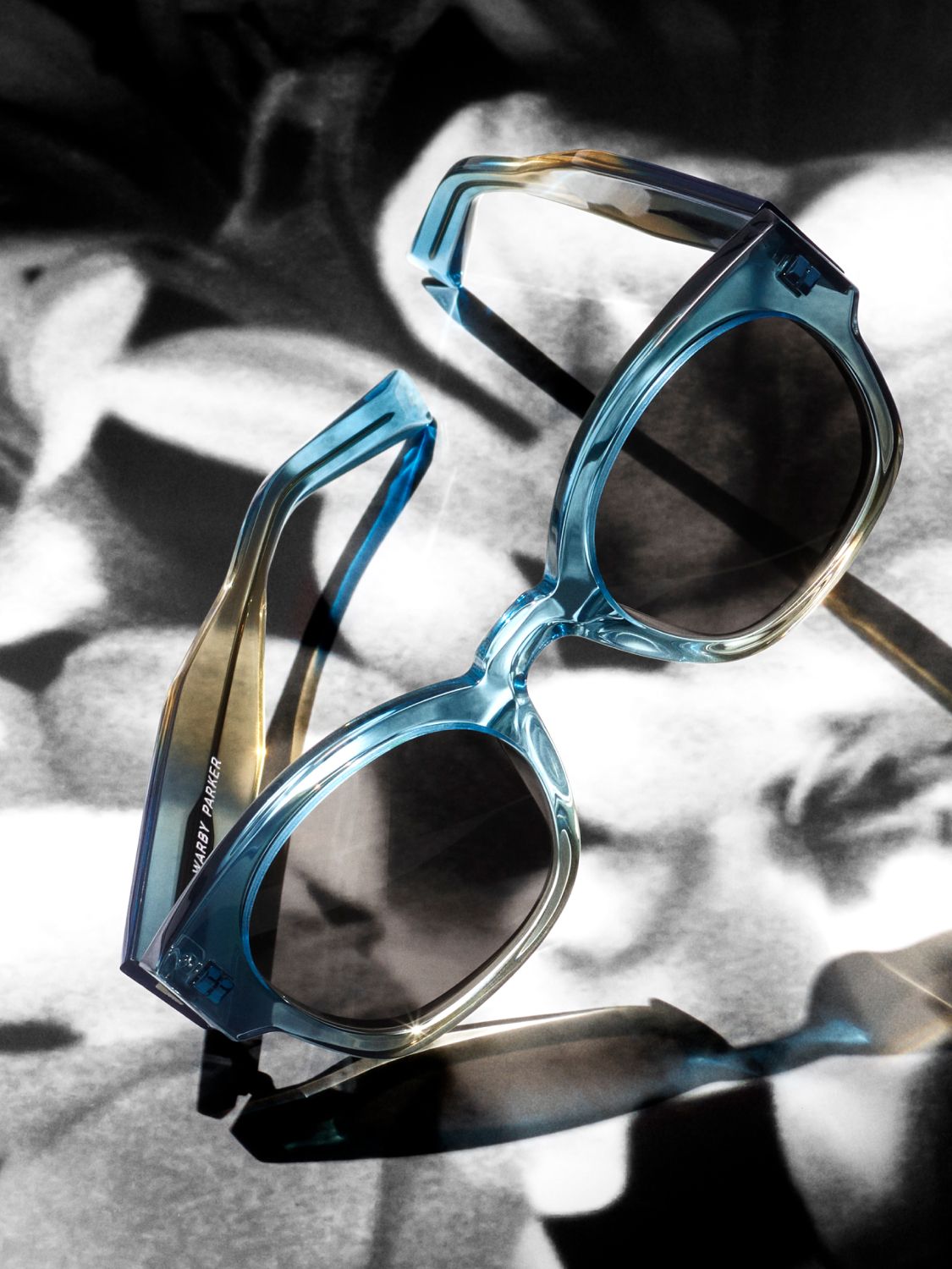 The Rocco frame in Coastline Crystal Fade