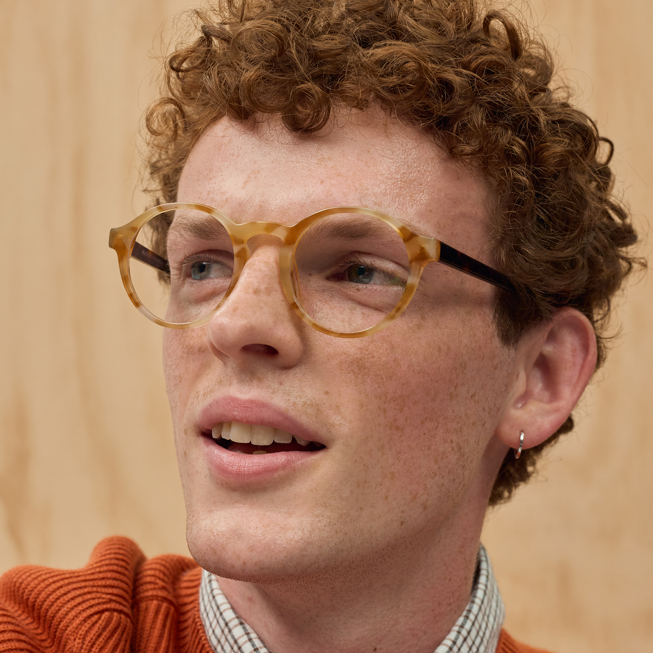 man wearing tortoiseshell eyeglasses 